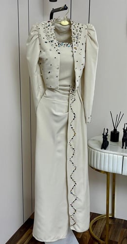 فستان باربي بجاكيت المزين بالتطريز اليدوي