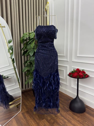 فستان سهره المزين بالتطريز والريش