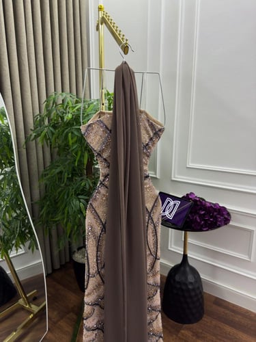 فستان سهره كلفه مزينه بالتطريز بشكل انيق ومتناسق ش...