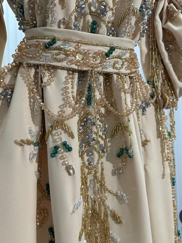 فستان سهره باربي المزين بالتطريز اليدوي مطعم بالفص...