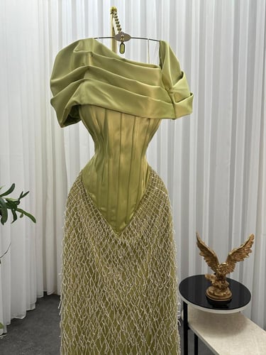 فستان سهره المزين بالكلفه المطرزه