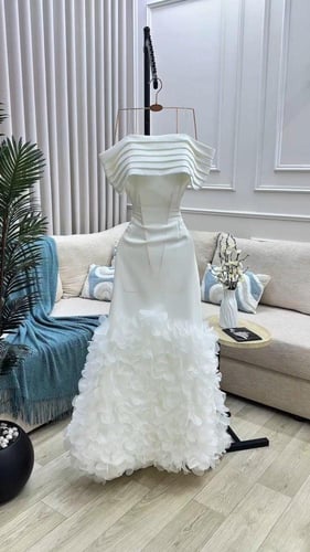 فستان سهره باربي المزين بالورود البارزه بشكل انيق...