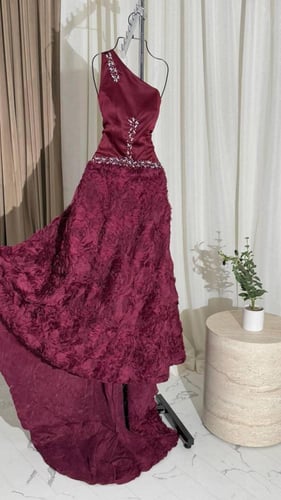 فستان تفته المزين بالتطريز كرستال وقماش سهره ورود