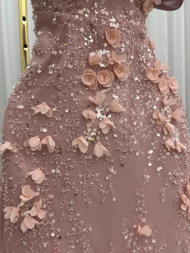 فستان سهره ميكادو لمعه المزين بالكلفه ورود مطرزه