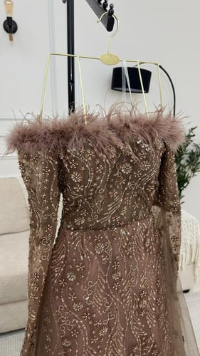 فستان سهره تل المزين بالتطريز خرز والمزين بالريش