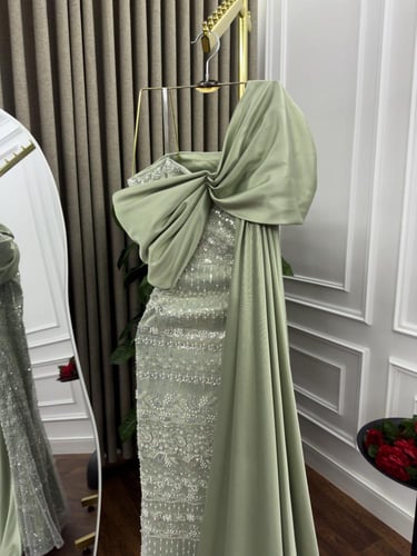 فستان سهره تل مطرز بخرز المزين بالذيل تفته قصه اني...