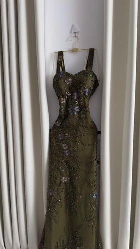 فستان سهره المزين بالتطريز