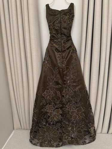 فستان سهره تل على المزين بالورود المخمليه