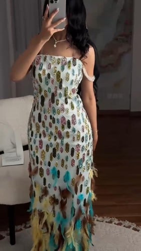 فستان سهره المزين بالتطريز بشكل كثيف والمزين بالري...