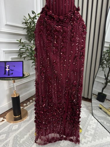 فستان سهره كلفه المزينه بالتطريز والورود