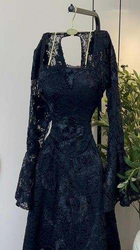 فستان دانتيل مورد مزين بالتطريز