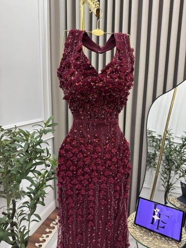 فستان سهره كلفه مزين بالتطريز والورود