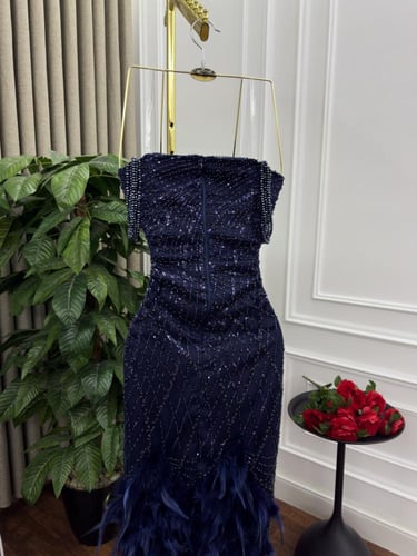 فستان سهره المزين بالتطريز والريش