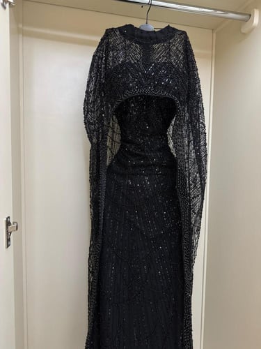 فستان سهره تل المزين بالخرز واللول بشمل كثيف