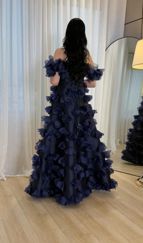 فستان سهره جازار المزين بالورود البارزه قصات ليزر...