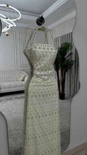 فستان سهره فخم المزين بالتطريز بشكل انيق