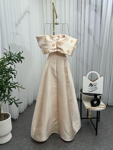 فستان ميكادو فخم كلوش المزين بالورود البارزه والتط...