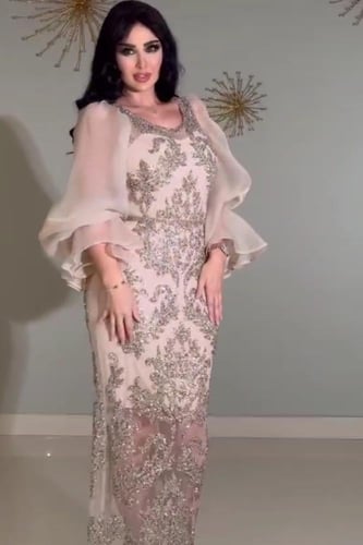 فستان سهره المزين بالتطريز بشكل كثيف ومثالي والمزي...