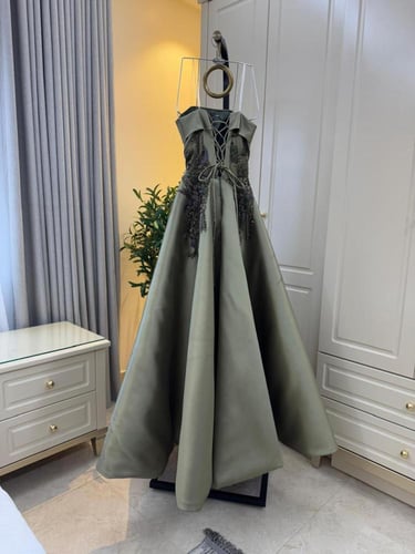 فستان ميكادو المزين بالتطريز اليدوي خرز