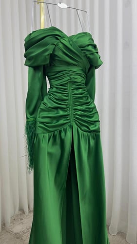 فستان سهره تفته المزين بالكسرات والريش