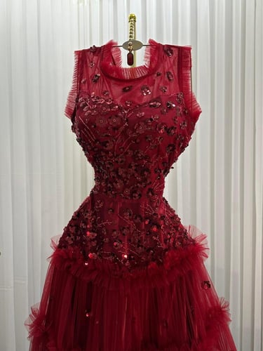 فستان تل طبقات المزين بالكلفه خرز شغل يدوي