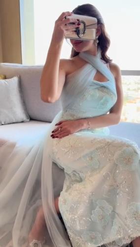 فستان سهره المزين بالورود المطرزه