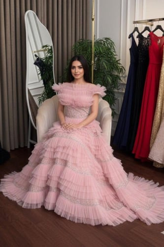 فستان سهره تل المزين بالطبقات بشكل انيق ومتناسق مز...