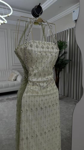 فستان سهره فخم المزين بالتطريز بشكل انيق