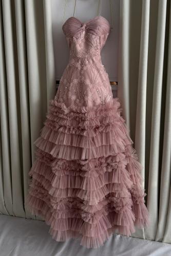 فستان سهره تل المزين بالتطريز والمزين بالطبقات