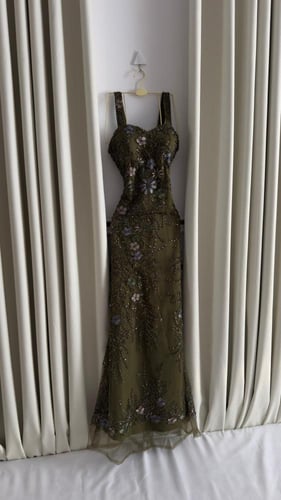 فستان سهره المزين بالتطريز