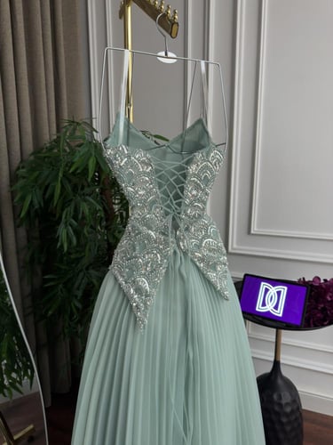 فستان سهره المزين بالكلفه المطرزه وجازار بوليسيه