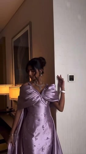 فستان ميكادو المزين بالتطريز اليدوي بشكل انيق ومتن...