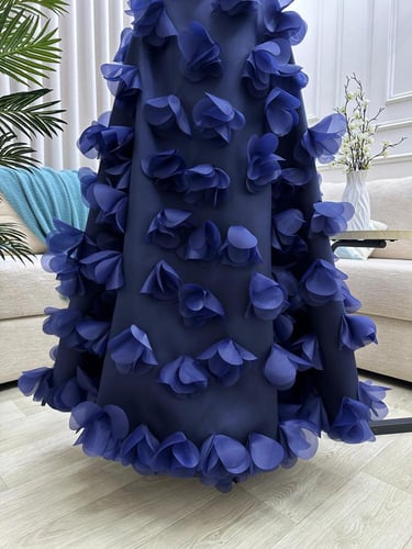 فستان سهره جازار المزين بالورود البارزه قصات ليزر...