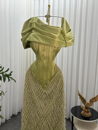 فستان سهره المزين بالكلفه المطرزه