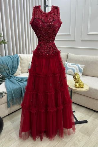 فستان سهره المزين بالتطريز اليدوي بشكل انيق