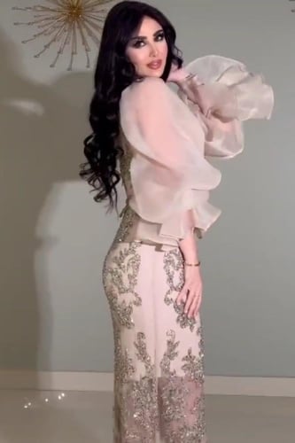 فستان سهره المزين بالتطريز بشكل كثيف ومثالي والمزي...