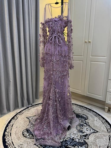 فستان سهره المزين بالورود البارزه والتطريز خرز وتر...