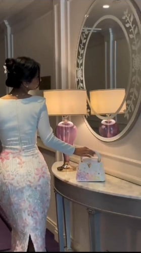 فستان انيق بخامة الباربي مزين بالكلفه المطرزه المت...