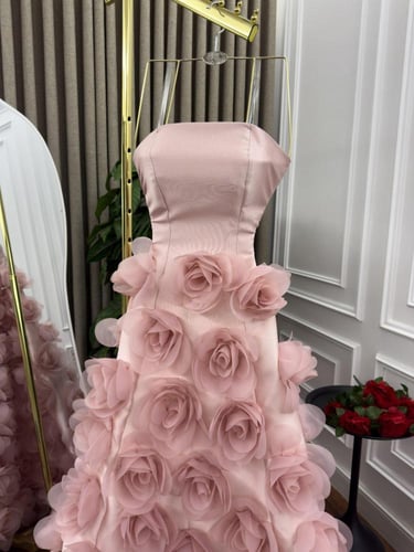 فستان سهره فخم دبل كلوش المزين بالورود البارزه