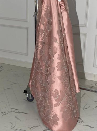 فستان ميكادو المزين بالورود والخرز