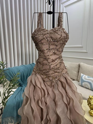 فستان سهره المزين بالتطريز مزين بطبقات بشكل انيق