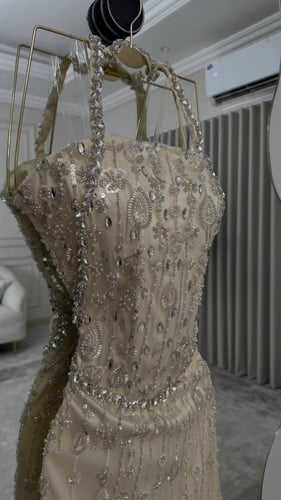 فستان سهره فخم المزين بالتطريز بشكل انيق