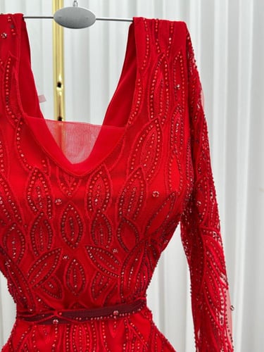 فستان سهره المزين بالتطريز كمبيوتر وفصوص