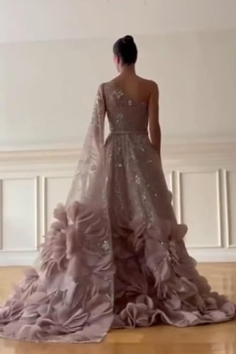 فستان سهره المزين بالورود البارزه والتطريز