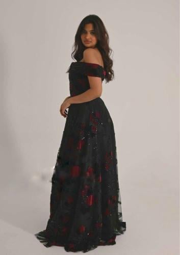 فستان سهره المزين بورود المخمل والتطريز