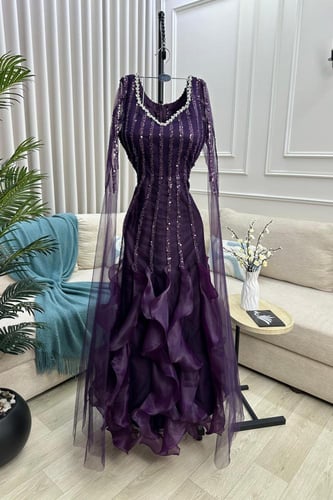 فستان تفته وتل وجازار مزين بالطبقات بشكل انيق ومتن...