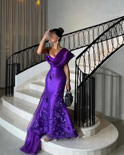 فستان سهره المزين بالورود البارزه المطرزه يدويا