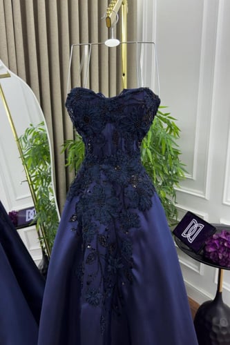 فستان ميكادو المزين بالكلفه المطرزه