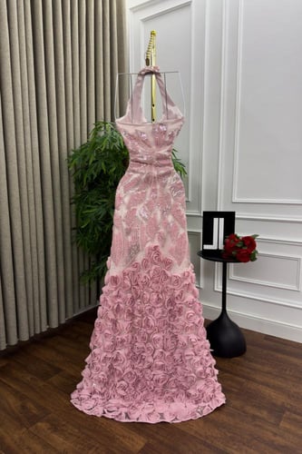 فستان سهره شك مزين بالورود البارزه والتطريز الفخم