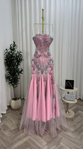 فستان سهرة وردي مطرز ترتر بتصميم فاخر